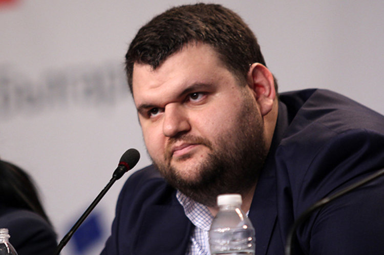 Пеевски прехвърли три свои фирми на офшорката си