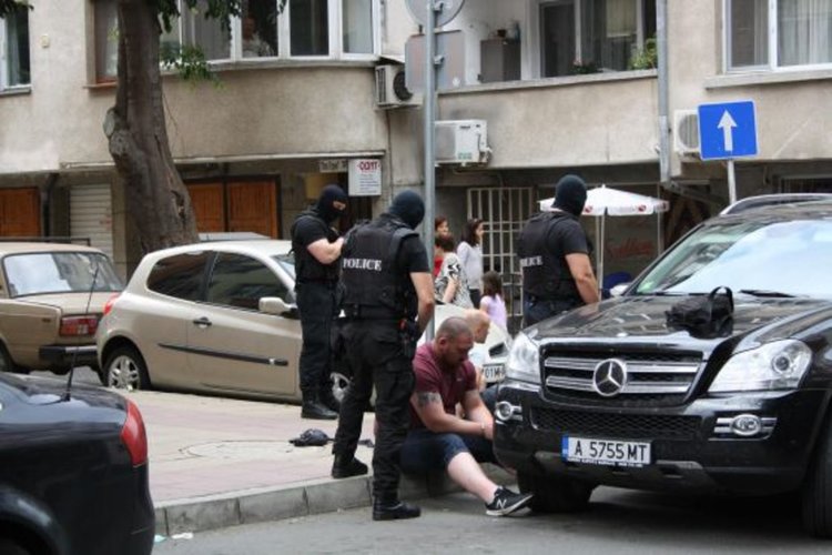 Масирани арести в Бургас, 15 задържани