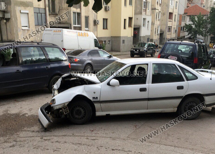 Опел се заби във Фолксваген на кръстовище в Хасково