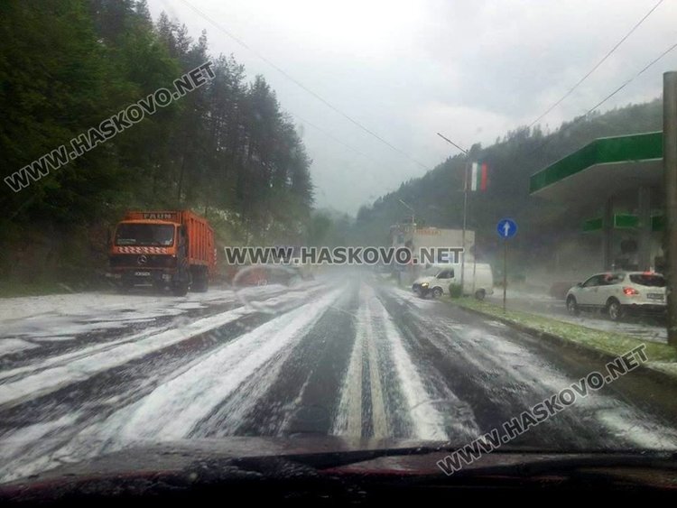 Пътят за Мадан побеля от леден порой, обилен дъжд наводни пътища