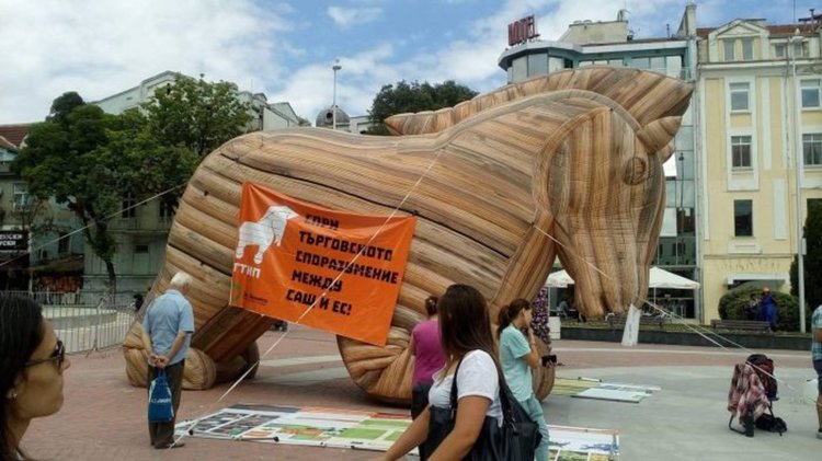8-метров троянски кон във Варна срещу TTIP
