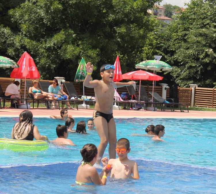 Ардинчани търсят спасение от жегата в хладните води на  комплекс „81”