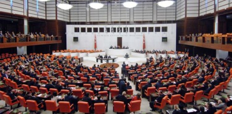 Четирите водещи партии в Турция заклеймиха опита за преврат
