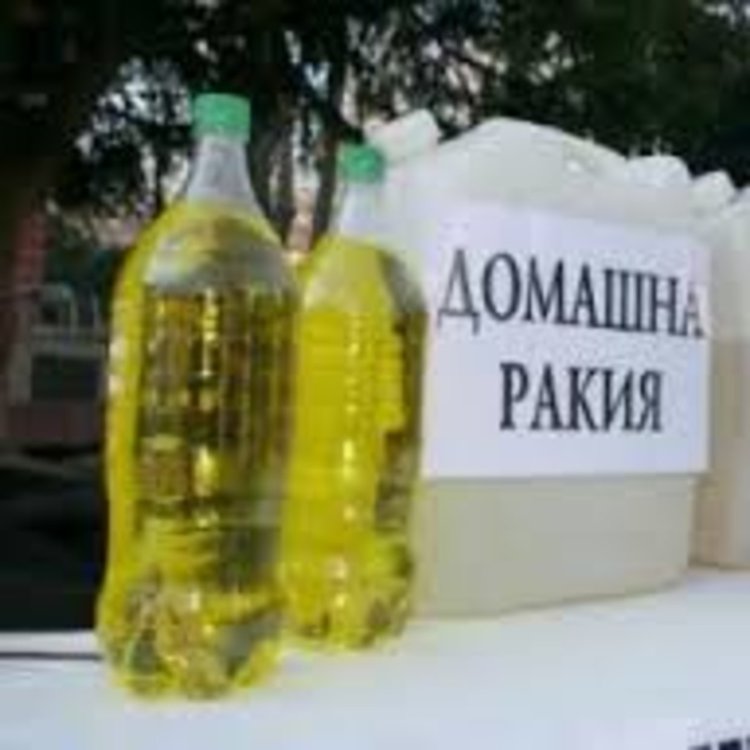 Спипаха пловдивчанин с незаконна ракия на пазара в Чепеларе