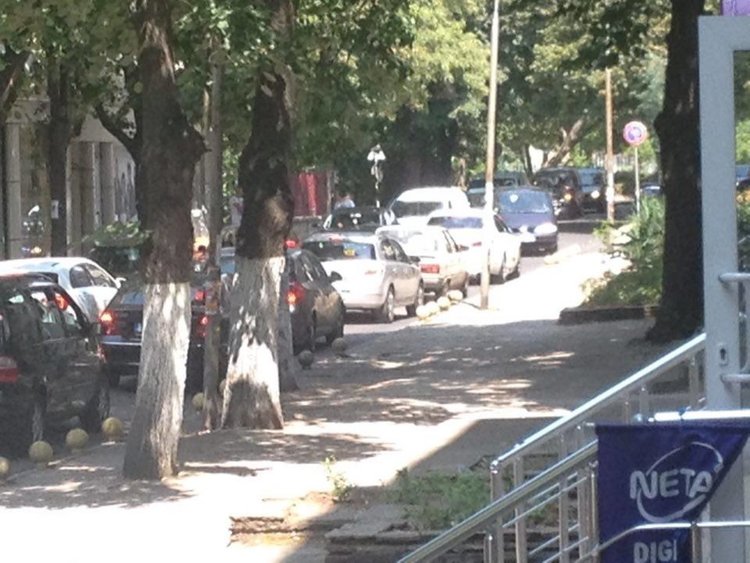 Тапи в центъра на Кърджали,дами не дават предимство
