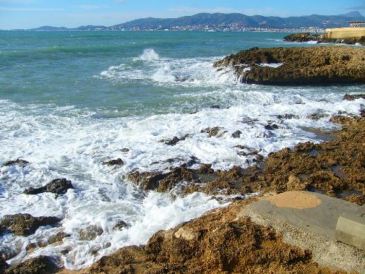 Горещо и днес, морето вдига вълни до 3 бала