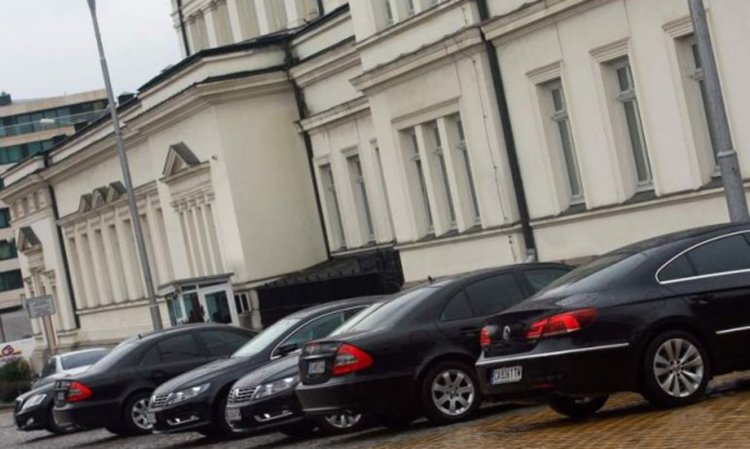 Депутатите ни с 6 кръгчета на Земята на служебни коли