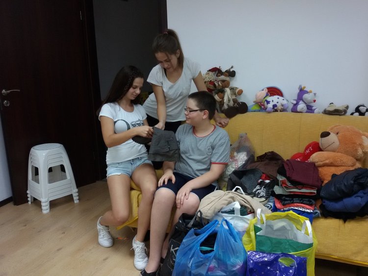Акцията за набиране на дрехи стартира успешно