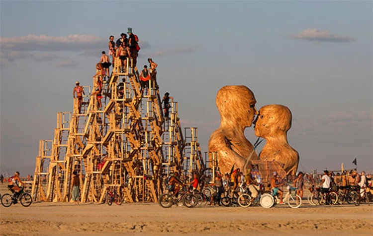 Чудовищна инсталация за Burning Man 2016 (видео)