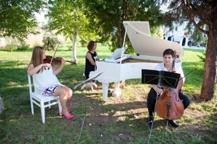 Сестри и брат свирят MUsika bella на източните стълби на общината