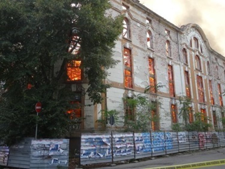 Съдът решава мярката на обвинения за изгорелите тютюневи складове 