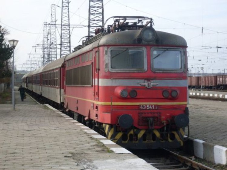БДЖ пуска още 10 000 места във влаковете за почивните дни