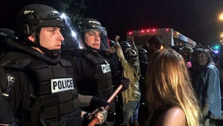12 полицаи пострадаха при сблъсъци с протестиращи в Северна Каролина
