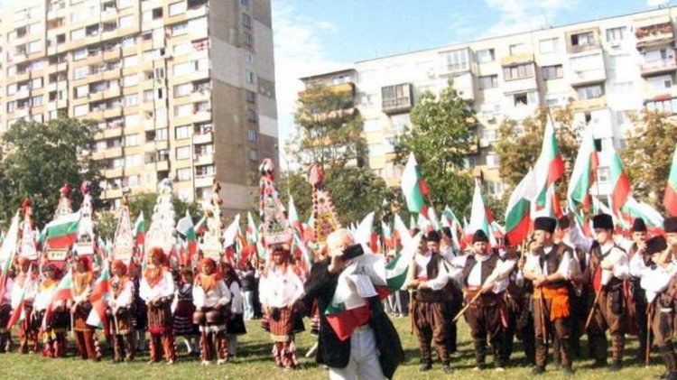 13 хиляди знамена, части от големия Роженски трибагреник, бяха раздадени в Дните на българския фолклор в София