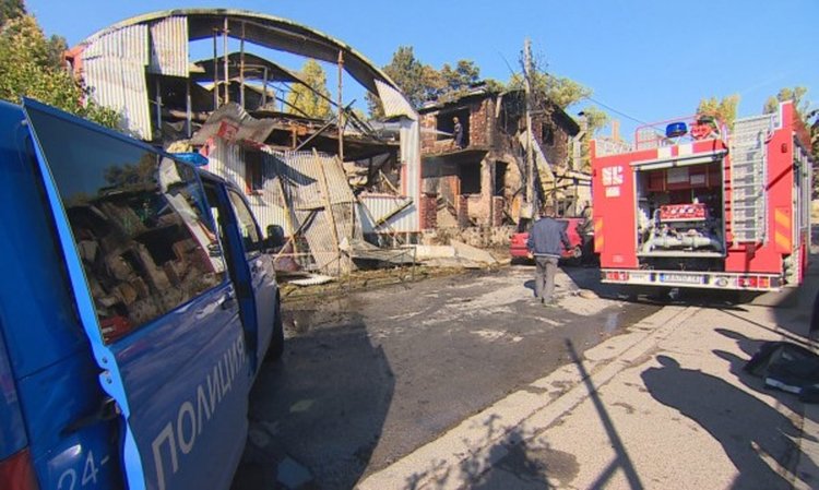 Печатница и заведение изгоряха до основи в столицата