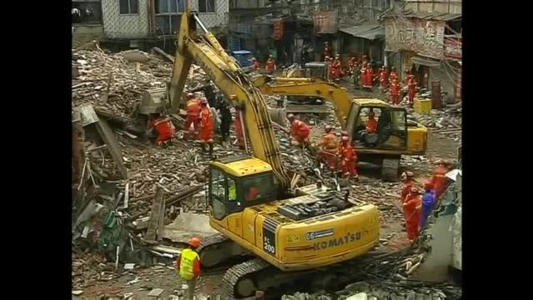Четири жилищни сгради се сринаха в Китай, погребвайки десетки