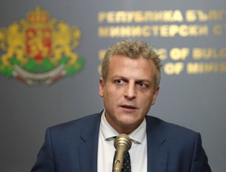  Вдигат минималните заплати на лекари и сестри  