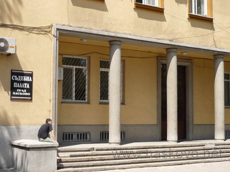 Хасковският съд заседава на паркинг заради мъж в инвалидна количка