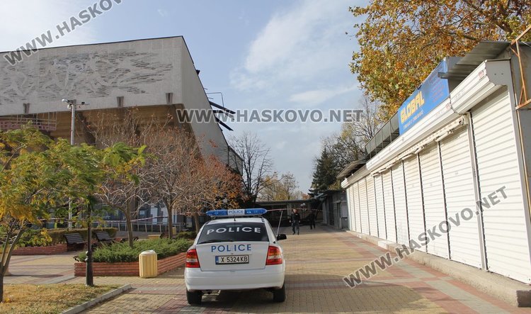 Опасни ламарини надвиснаха от покрива на Спортната зала в Димитровград