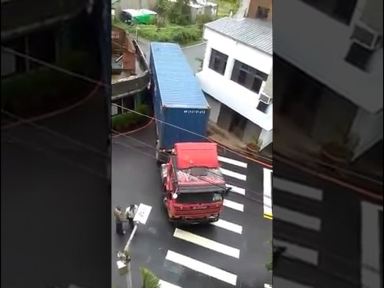 Това трябва да се види! Епично промушване на ТИР между сгради (видео)