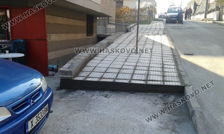 Читатели: Направиха непристъпен тротоар на ул. “Бузлуджа“