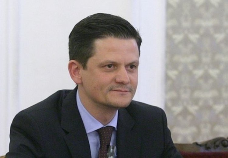 Мамят възрастни хора с матрак и наколенки с лечебни свойства