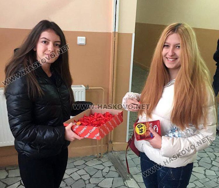 Червени панделки срещу СПИН раздават в Езиковата в Хасково