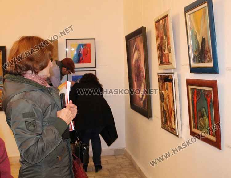 38 картини представя Коледна изложба в Димитровград