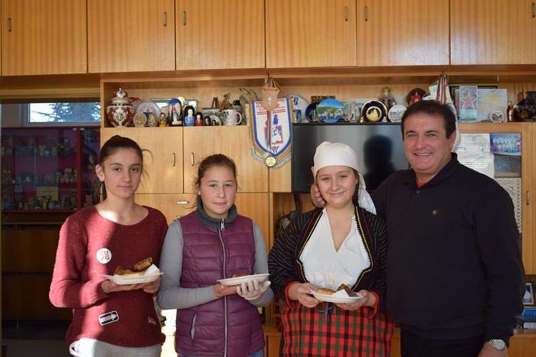 Вкусна коледна трапеза, обичаи и подарък за любима учителка в навечерието на Коледа