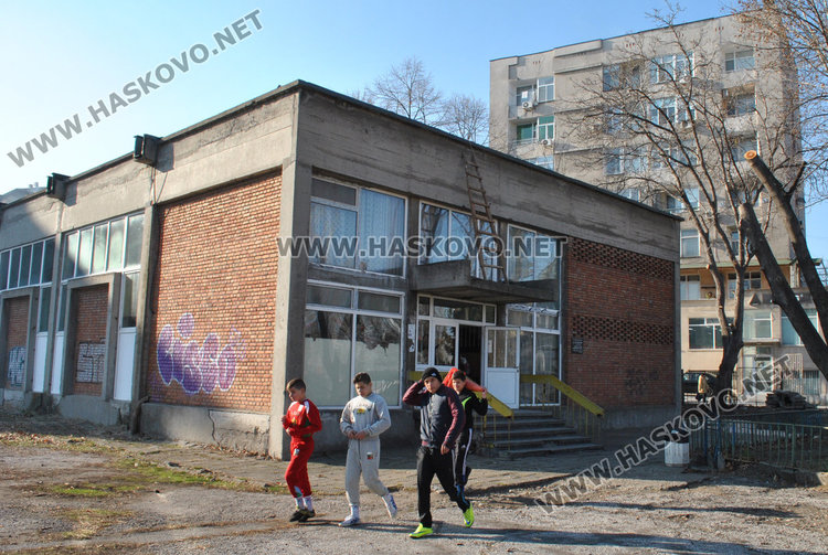 Започнаха спешен ремонт на залата на борците на стадион „Младост“