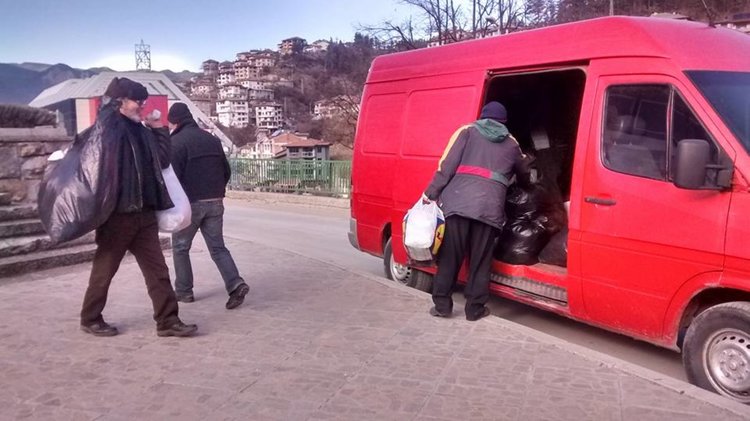 Над 50 чувала с дрехи, обувки и топли завивки отпътуваха днес в помощ на пострадалите от Хитрино