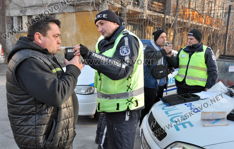 Полицията дебне за пияни шофьори, тестват с два дрегера едновременно