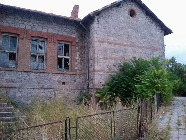 Общината си връща бряговското училище