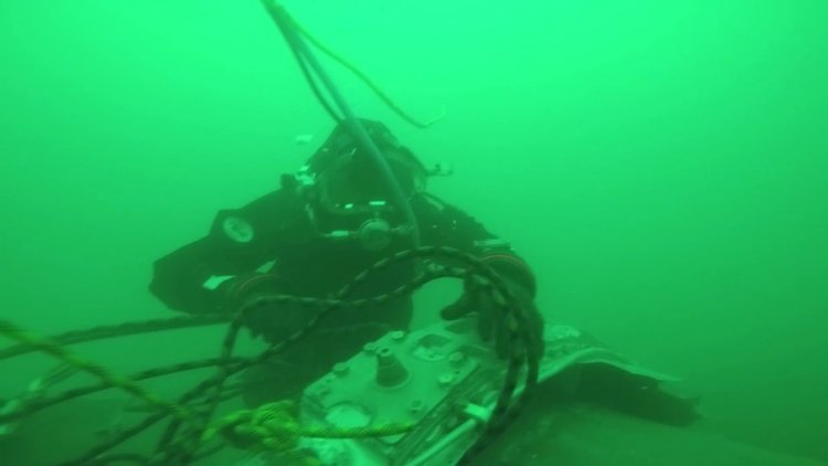 Водолази вадят части от катастрофиралия Ту-154 (видео)