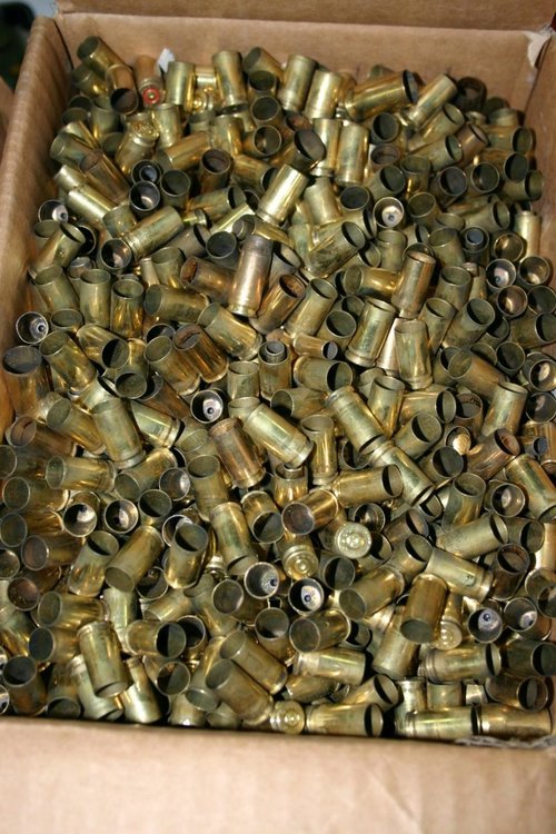 Полицаи спипаха магазинер с незаконно оръжие и цигари под тезгяха