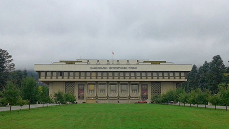 Повишиха заплатите на служителите на НИМ