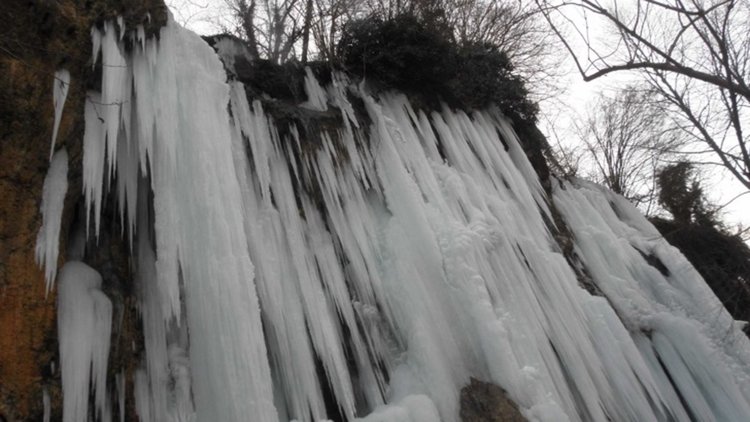 Водопадът край Смоличино замръзна