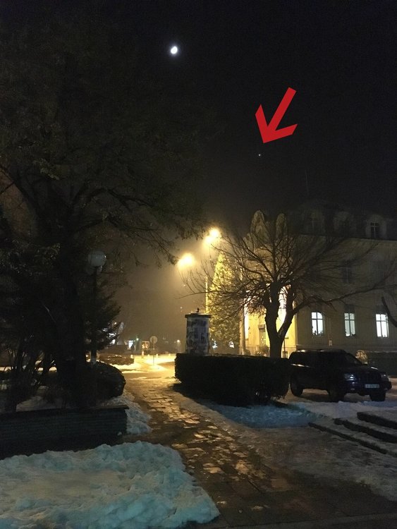 Ярка звезда се вижда въпреки светлините на града