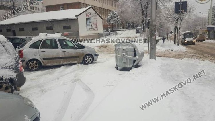 Общината към смолянчани: Преместете колите,не можем да чистим!