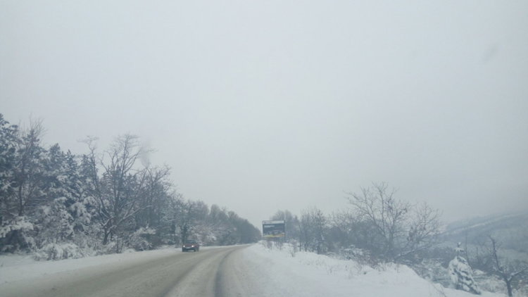 Пътищата са заснежени, "Тракия" е затворена в Бургаско