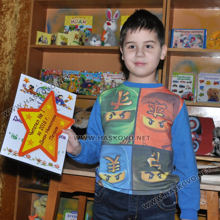 Първокласник чете през ден по книга, наградиха най-активните деца