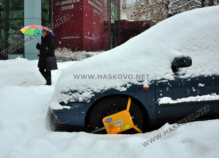 Няма мърдане: автомобил закопчан с двойна скоба в центъра на Хасково