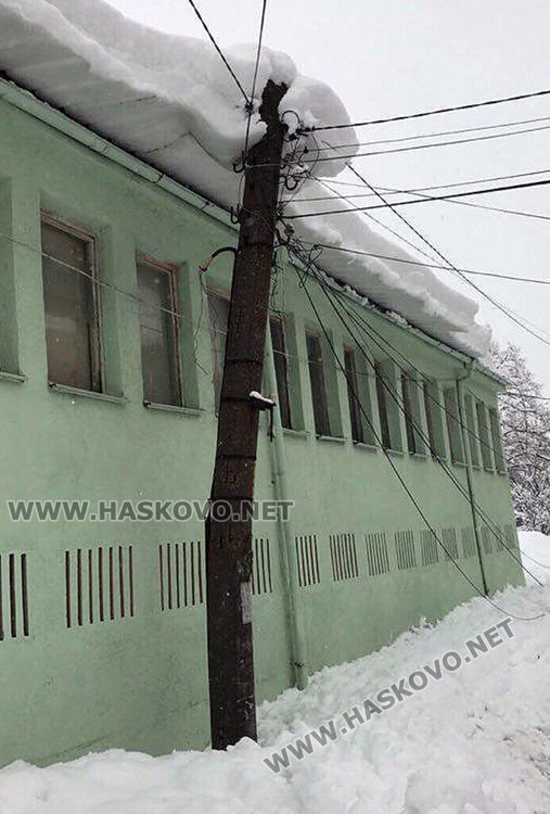 Тежкият лепкав сняг къса жици и чупи бетонни стълбове в Хасково