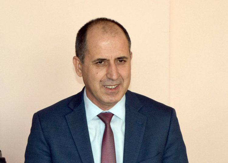 Снегът надупчи пътя за Маказа като швейцарско сирене,кърпят със студана смес дупките