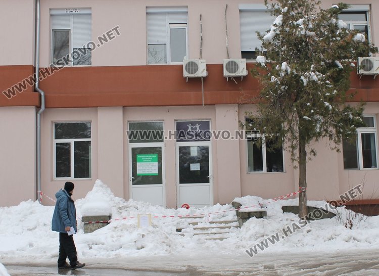 Сняг блокира входа на една от лекарските практики в Димитровград