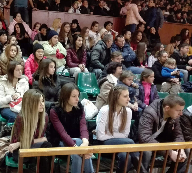 Общинарите събраха 2000 лв. за Ники, от концерта в „Дружба“- 9 бона по сметката й
