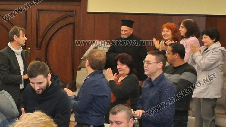 С аплаузи ОбС обяви отец Антоний за почетен гражданин на Хасково