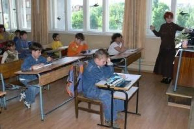 996 лв. става средната заплата на българските учители