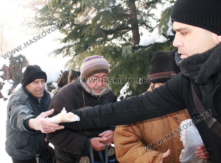 20 бедни и самотни хора получават топла закуска в димитровградската църква