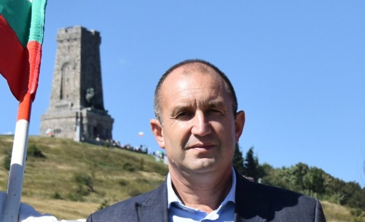 Радев лети за Брюксел с военния "Спартан"
